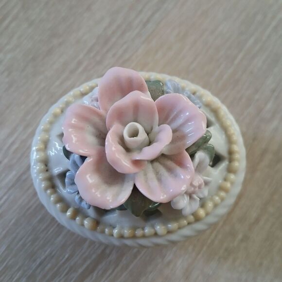 Vintage Basket Shaped Floral Trinket Box Open Weave Lattice Porcelain Gift - Picture 6 of 11